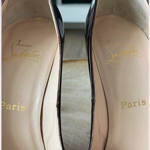 Christian Louboutin rounded toe 4in heel/pump. Dark brown Patent Leather